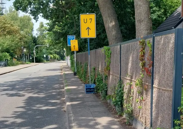 Zwei gleiche Schilder hintereinander? Darüber wundert sich ein WOCHENBLATT-Leser | Foto: Meyer