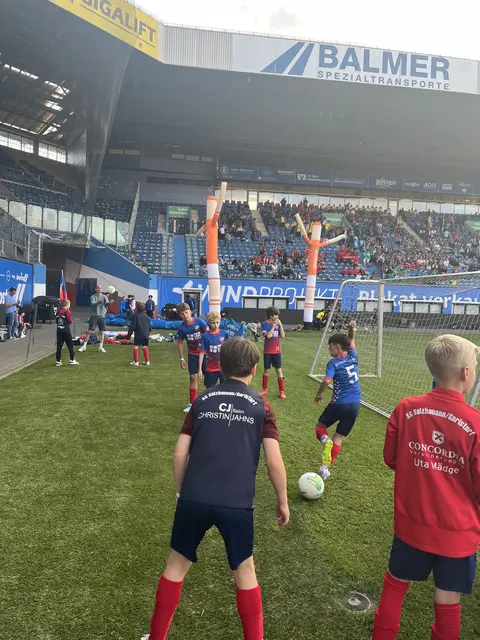 Die Nachwuchskicker aus der Heide spielen sich im Rostocker Ostseestadion warm für das Turnier | Foto: Butzlaff