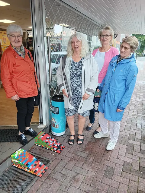 Renate Ebermann (v.li), Uschi Reinke, Gunda Kähler, Inhaberin des Geschäfts "Tabakwaren Kähler", und Herta Poppe freuen sich über die neuen Rampen | Foto: SoVD Buxtehude