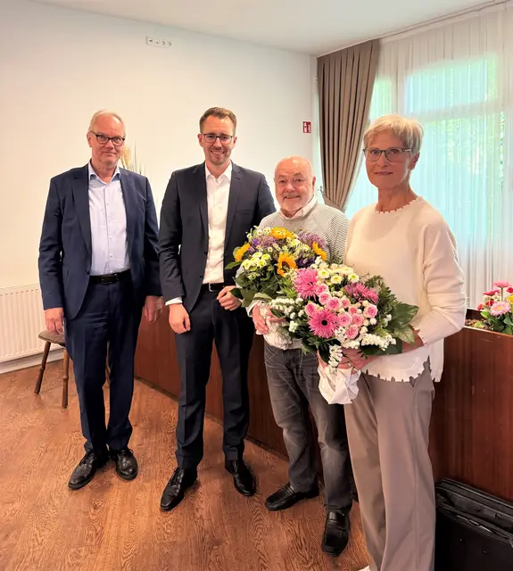 Ratsvorsitzender Manfred Cohrs (v. li.) und Samtgemeinde-Bürgermeister Philip Werk mit den wiedergewählten Schiedspersonen Rolf Blaufelder und Dörte Mißfeld | Foto: Samtgemeinde Hollenstedt