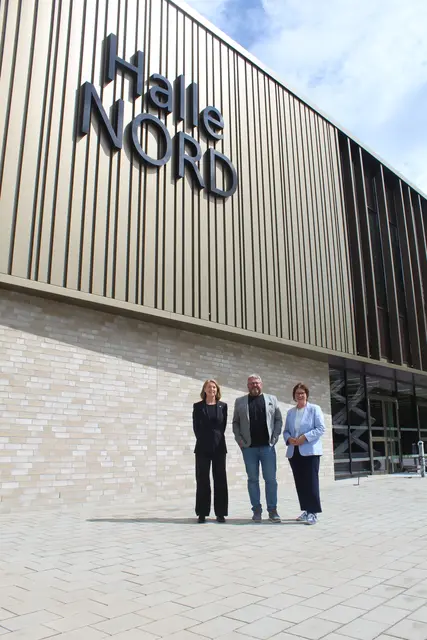 Stadtbaurätin Michaela Springhorn, Erster Stadtrat Ralf Dessel sowie Buxtehudes Bürgermeisterin Katja Oldenburg-Schmidt vor der Halle Nord | Foto: pm
