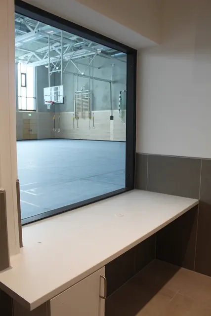 Ein Einblick in die Zweifeld-Halle vom Umkleideraum der Lehrer aus | Foto: pm