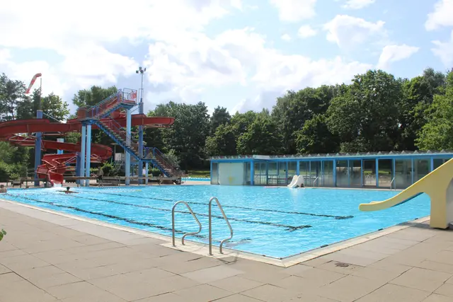 Die acht Meter hohe Rutsche ist eines der Highlights, die das Freibad Hollenstedt besonders machen