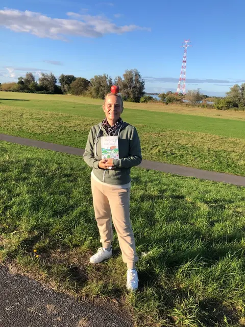 Melanie Brozeit präsentiert die neueste Auflage ihres Reiseführers "Glücksorte im Alten Land" | Foto: Melanie Brozeit