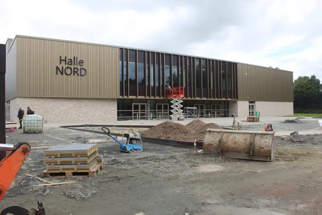 An der neuen Halle Nord werden noch letzte Arbeiten erledigt | Foto: pm