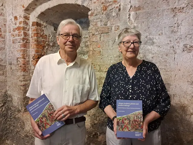 Autor Hartmut Blecken (li.) mit der Lektorin Giesela Wiese | Foto: Anika Werner