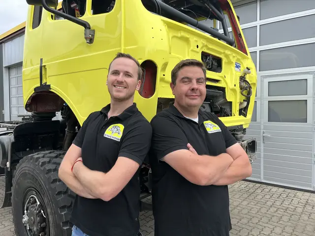 Das Team von SG Racing Nordheide: Sebastian Gatz (li.) und Stefan Gehrmann vor ihrem Dakar-Lkw. Die beiden Hobby-Schrauber freuen sich auf ihre Rallye Dakar-Teilnahme im Januar | Foto: sra