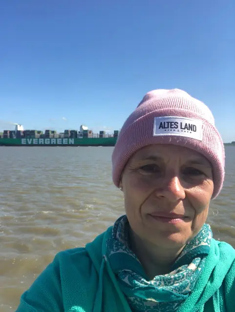 Dass sie Fan vom Alten Land ist, zeigt Brozeit gern | Foto: Melanie Brozeit