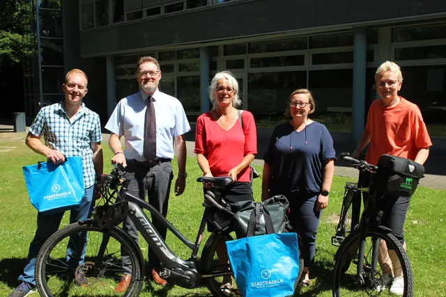 Nils Rabener (v. li.), Erster Kreisrat Josef Nießen, Petra Elvers, 
Stadtradeln-Koordinatorin Sandra Sperling und Sandra Kleiner | Foto: Landkreis Harburg