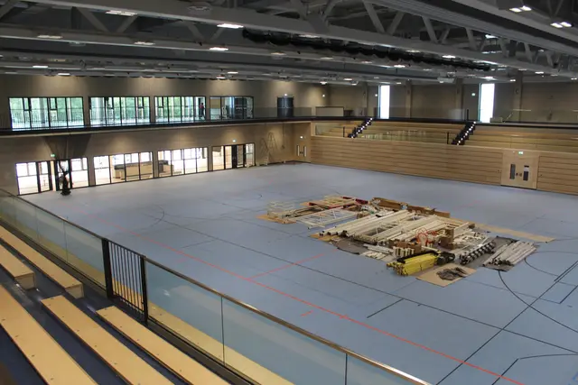 Die Dreifeld-Halle mit ausziehbaren Tribünen. Hinten links sieht man unten das Foyer sowie darüber den multifunktionellen Veranstaltungsraum | Foto: pm