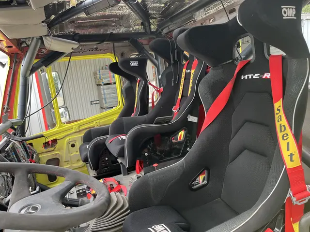 Nicht nur von außen überholt: auch den Innenraum haben die beiden Rally Dakar-Teilnehmer für ihre Bedürfnisse angepasst | Foto: sra