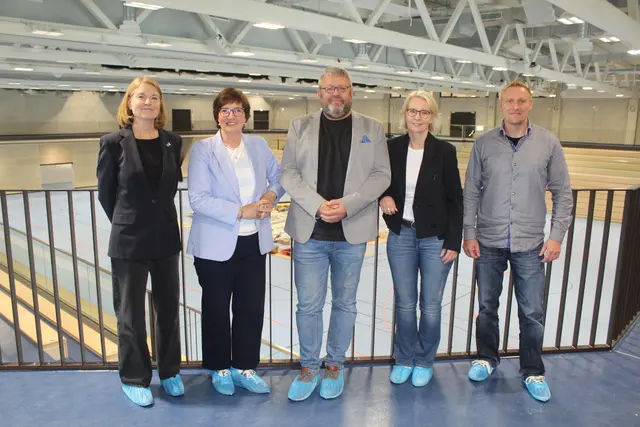 In der fast fertigen Dreifeld-Halle (v. li.): Stadtbaurätin Michaela Springhorn, Buxtehudes Bürgermeisterin Katja Oldenburg-Schmidt, Erster Stadtrat Ralf Dessel sowie Fachgruppenleiterin Schulen und Sport Claudia Blaß und Mitarbeiter im Bereich Schulen und Sport René Kayser  | Foto: pm