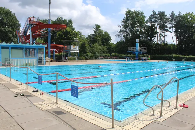 Die 50-Meter-Schwimmbahn und die acht Meter hohe Rutsche sind zwei der Highlights, die das Freibad Hollenstedt besonders machen | Foto: pm