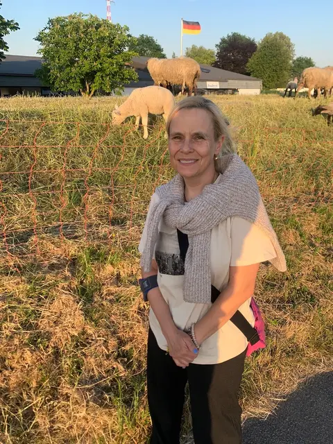 Selbst gern auf dem Deich unterwegs – die ausgebildete TV-Redakteurin hat mittlerweile auch eine kleine Bleibe im Alten Land, neben ihrer Wahl-Heimat Köln | Foto: Melanie Brozeit