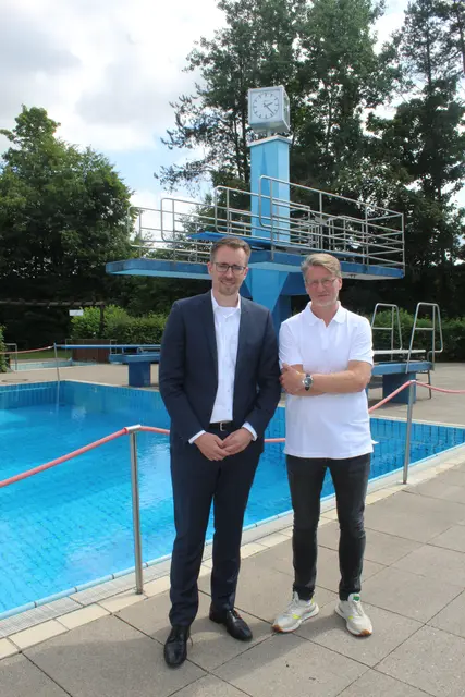 Samtgemeinde-Bürgermeister Philip Werk (li.) und Badleiter Marco Wendt vorm Sprungturm | Foto: pm