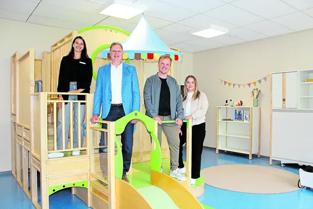 Sehr zufrieden mit der neuen Kita (v. li.): Rebecca Kabbany, Carsten Brokelmann, Jan Müller und Chiara zum Felde  | Foto: sb