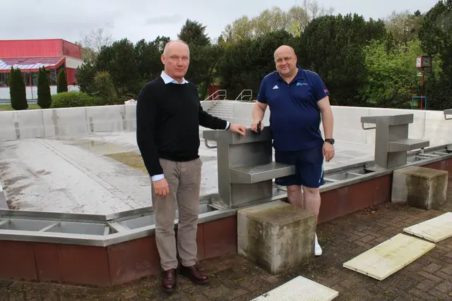 Dr. Christian Kuhse (li.), Geschäftsführer der Stadtwerke Buchholz, und Badbetriebsleiter Hans Wurlitzer im vergangenen Frühjahr vor dem Becken, das durch den Wasserdruck verformt wurde | Foto: os