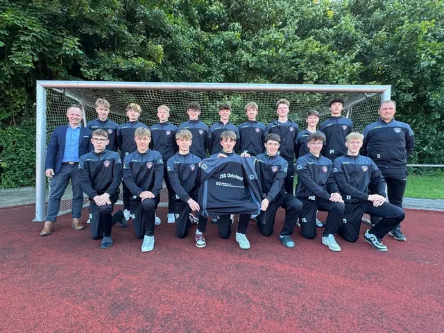 Die Mannschaft in ihren neuen Trainingsanzügen | Foto: JSG Osteland