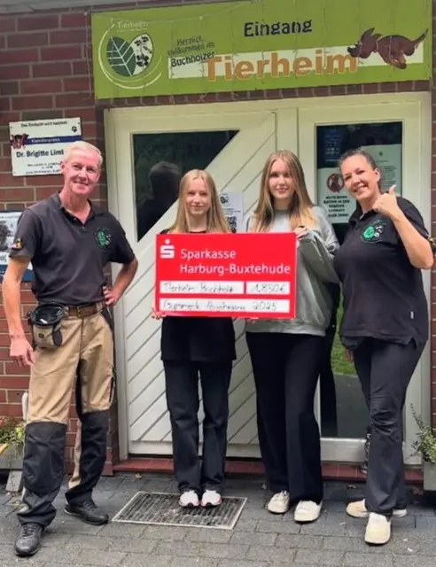 Freude bei der Scheckübergabe (v. li.): Ronald Richter (Tierheim Buchholz), Jette und Valerie (Gymnasium Meckelfeld) sowie Melanie Neumann (Tierheim) | Foto: Tierheim