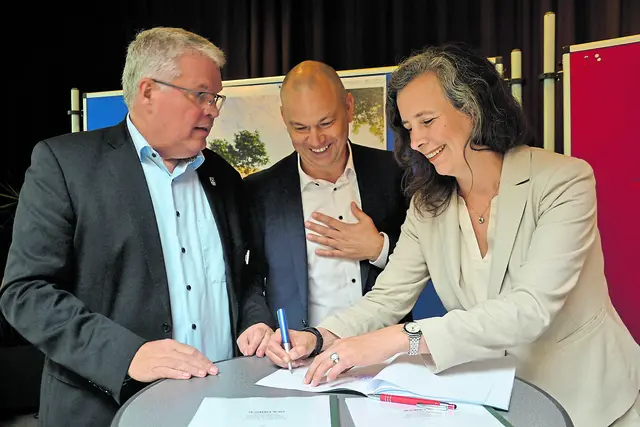 Matthias Riel (li.), Bürgermeister von Jork, Mario Kling, Geschäftsführer von Goldbeck Nord, und Anjani C. Willing (re.), Niederlassungsleiterin Hamburg, unterschrieben den 
Bauerrichtungsvertrag für den Neubau der Grundschule | Foto: sc