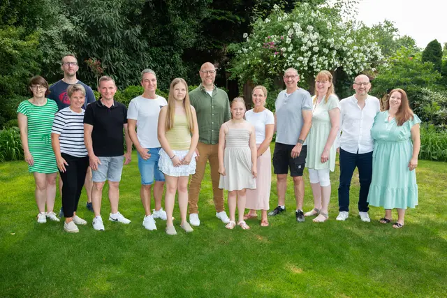 Das amtierende Königshaus (v. li.): Wiebke und Florian Foth, Katja und Matthias Brenning, Marco Lehmann, Claas und Jessica Bartels mit Ida und Emmi, Jens und Ilona Meyer sowie Andre und Meike Meyer Foto: Verein | Foto: Verein