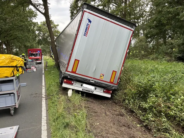 Der LKW driftete alleinbeteiligt aus bislang ungeklärter Ursache nach rechts von der Fahrbahn ab und verfehlte den Baum nur knapp | Foto: Polizeiinspektion Cuxhaven