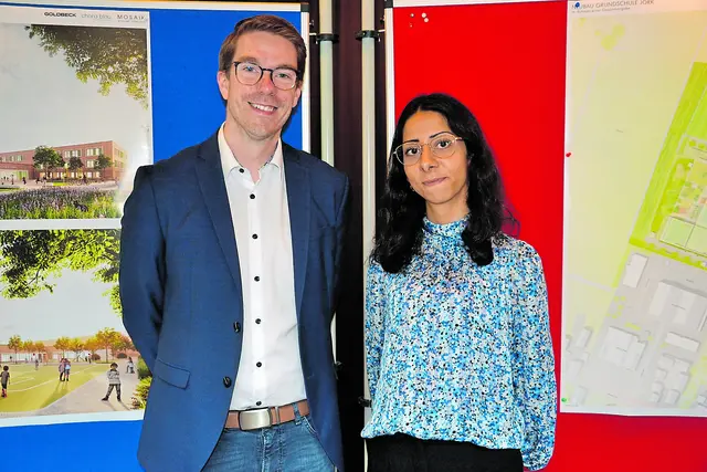 Schulleiter Marcel Twedorf und Leiterin des Hortes "Tintenklecks", Kamar Abu-Rumi freuen sich über das neue Gebäude  | Foto: sc