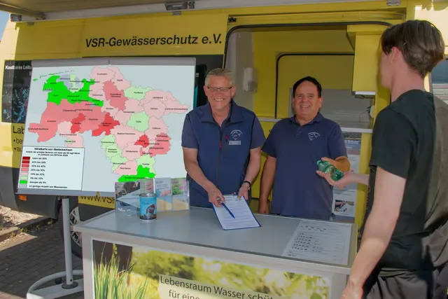 Im Labormobil: Matthias Ahlbrecht (li.) und Frank Sombrowski vom Verein VSR-Gewässerschutz beraten vor der Nitratkarte von Niedersachsen einen Brunnenbesitzer | Foto: Harald Gülzow