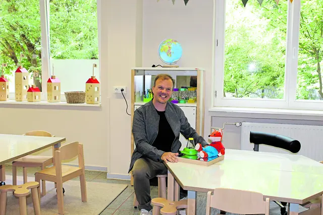Einrichtungsleiter Jan Müller im Gruppenraum "Mathematik und Naturwissenschaften" | Foto: sb