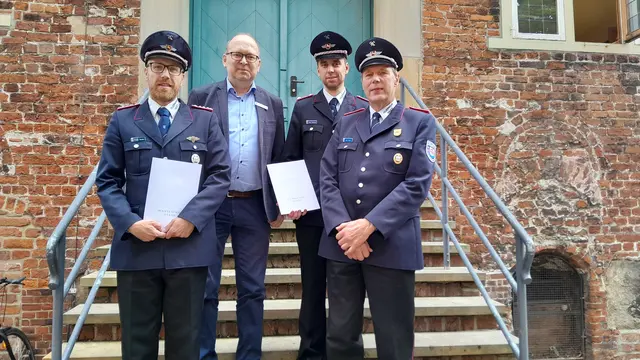 Bürgermeister Sönke Hartlef (2. v. li.) verabschiedete Hans Peters (re.) als Ortsbrandmeister von Hagen und übergab der neuen Führung die Ernennungsurkunden: Florian Dankert (li.) wird Ortsbrandmeister, Jens Lehmann (2. v. re.) sein Stellvertreter | Foto: Hansestadt Stade