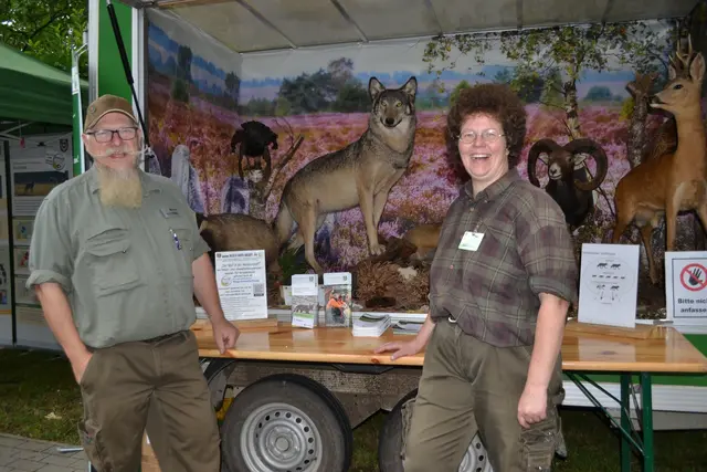 Diana und Bernard Wegner sind mit dem Wolfinfomobil im Landkreis unterwegs und klären über die heimische Tierwelt auf | Foto: bim
