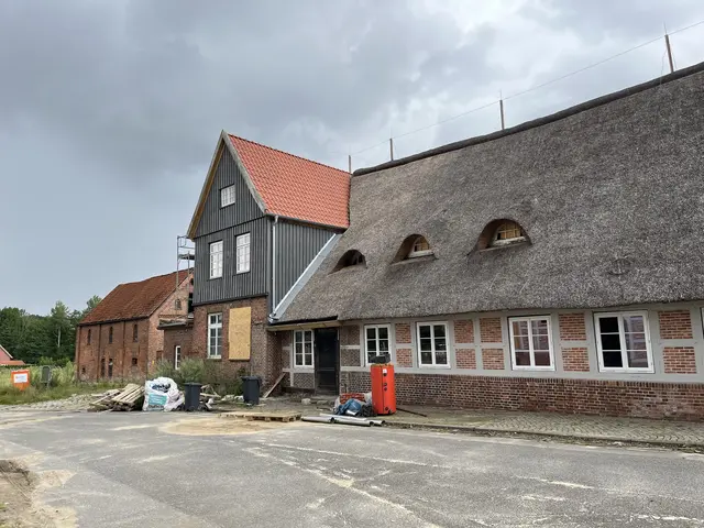 Auch das Gebäude des ehemaligen Gasthofs wurde bereits mit einem neuen Reetdach eingedeckt | Foto: sra