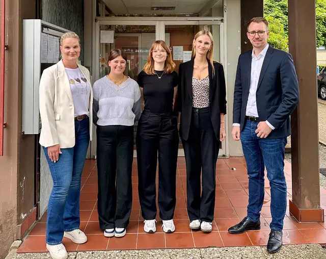 Samtgemeinde-Bürgermeister Philip Werk und Beate Schnackenbeck aus der Verwaltung (li.) mit den Auszubildenden (v. li.): Lilli Schwarz, Paulina Eike und Sarah Jolina Westphal  | Foto: Samtgemeinde Hollenstedt
