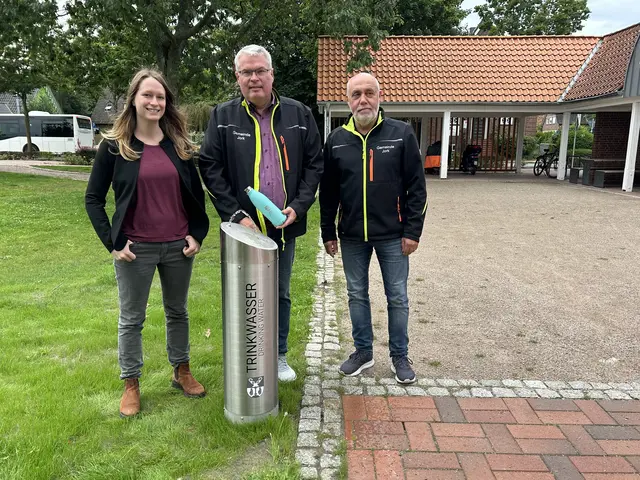 Bei der Inbetriebnahme des ersten öffentlichen Trinkwasserbrunnens in Jork (v.li.): Quartiersmanagerin Jana Stüven, Bürgermeister Matthias Riel und Thomas Gasa vom Team Bauen. | Foto: Gemeinde Jork