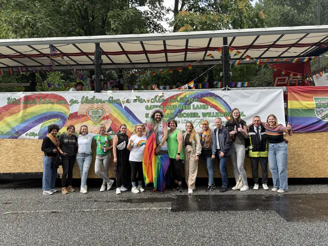 Die Delegation aus dem Rathaus der Samtgemeinde Lühe vor ihrem CSD-Truck | Foto: SG Lühe