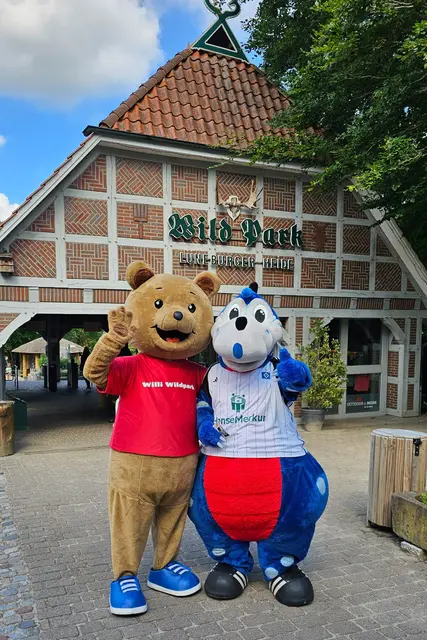 Die Maskottchen Willi Wildpark und Dino Hermann - hier bei
einem Besuch im Wildpark - sind beste Freunde | Foto: Wildpark