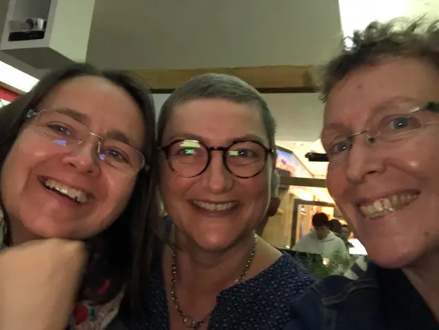 Anu (v. li.), Nicola und Astrid auf der Reha in St. Peter-Ording. Damals fingen Nicolas Haare gerade wieder an zu wachsen: "Dank meiner Mädels habe ich mich endlich getraut, meine Mütze abzusetzen", erzählt sie. | Foto: Hartmann