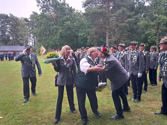 Ein schnelles Küsschen für die Damenkönigin Elke Gevers | Foto: Anika Werner