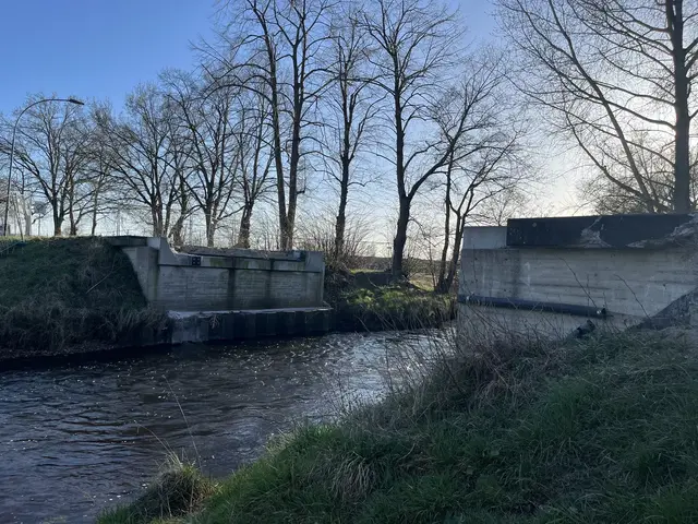 Im April dieses Jahres war die ehemalige Brücke bereits zurückgebaut  | Foto: sra
