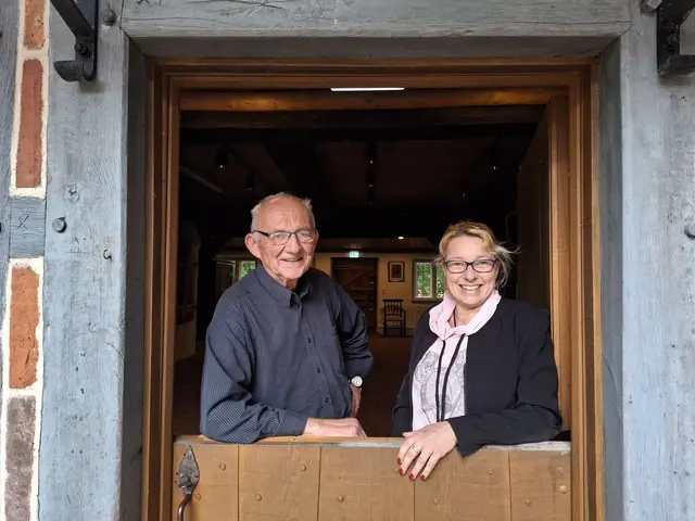 Nichts Neues, nichts Machbares: Claudia von Ascheraden und Jochen Rabeler - hier an der "Klöntür" des Hauses - widersprechen den UWG-Vorschlägen für eine künftige Nutzung des Heimathauses | Foto: SG Jesteburg