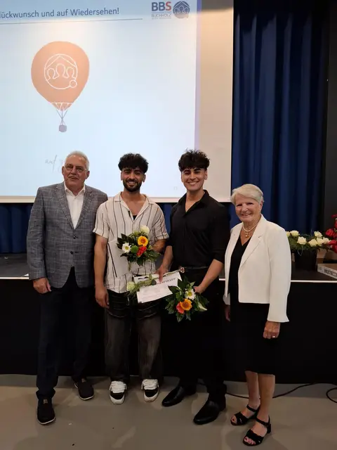 Andreas Buß (li.) und Silva Seeler (re.) von der Spethmann Stiftung überreichten Abdul und Ameen Haidari "Wunscherfüller". Die Zwillingsbrüder bestanden die Prüfungen zum Pflegeassistenten mit exakt derselben Note als Ausbildungsbeste | Foto: BBS Buchholz