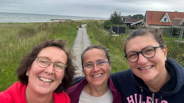 Die Freundinnen in Dänemark: Astrid (li.) und Nicola (re.) haben Anu auf ihrem Campingplatz besucht und ein paar schöne Tage zusammen verbracht | Foto: Hartmann