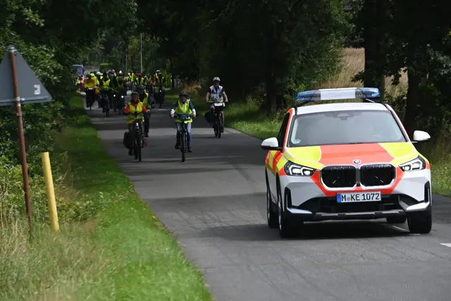 Eine der vielen Fahrradkolonnen wird durch ein Feuerwehr-Einsatzfahrzeug begleitet | Foto: Mathias Wille