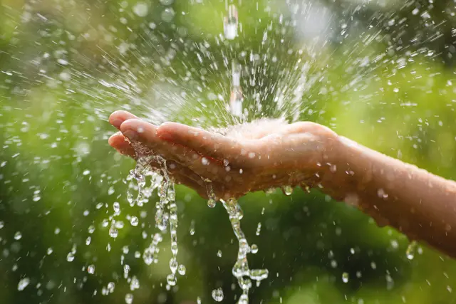 Kinder lieben es, mit Wasser zu spielen und zu experimentieren | Foto: AdobeStock / blackday