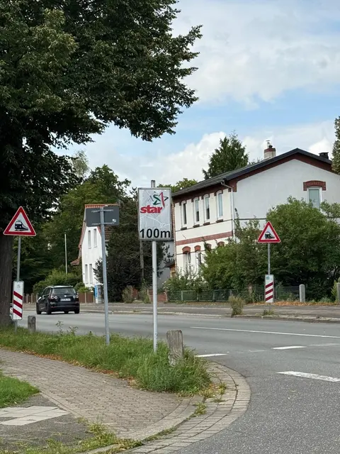 Dieses Verkehrsschild an der Lüneburger Straße ist überflüssig | Foto: thl