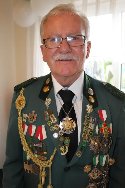  Ernst Otto Willuhn erhielt das Ehrenkreuz in Gold | Foto: Schützenverein Moor