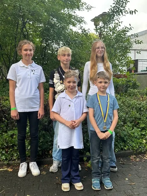 Die Kindermajestäten (hi. v. li.): Tjalda Thoden (li.) ist Beste der Buxtehuder Musikzüge, Kinderkönig Colin Eickstädt, Kinderkönigin Pauline Fleuti sowie vorne Kinderprinzessin Johanna Berg und Kinderprinz Manuel Hammann

 | Foto: Schützenverein