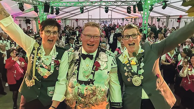 Von rechts: Damenkönigin Bianca Richters, König Arne Pauly mit seiner Königin Maika Salzmann | Foto: Schützenverein Altkloster