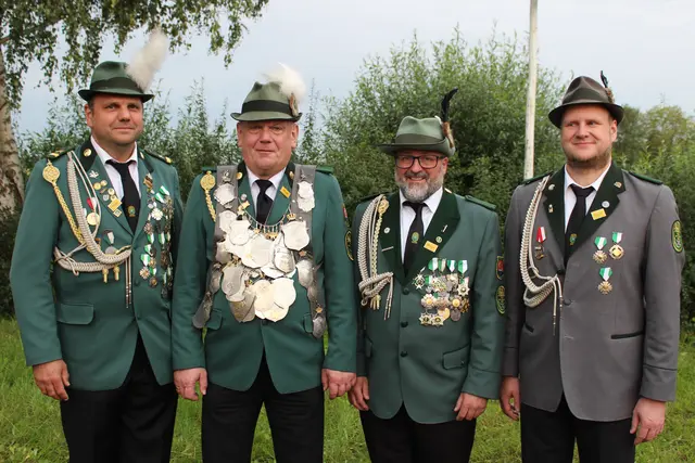 Die Majestät und seine Adjutanten (v. li.): Martin Jürgs, König Frank Schmirek, Torsten Nitsche und Gunnar Bülow. Nicht mit auf dem Bild: Alexander Schwormstedt | Foto: Schützenverein Moor