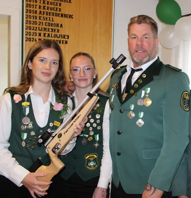 Johanna (li.) und Josefin Heitmann mit Michael Derboven, der dem Schützenverein Moor ein Lichtpunktgewehr stiftete | Foto: Schützenverein Moor